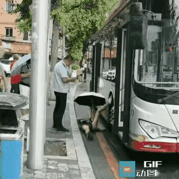 就凭倒地女子的奇葩姿势，责任在她。
女子倒在地上，一只脚踩到大巴车的车轱辘上，大