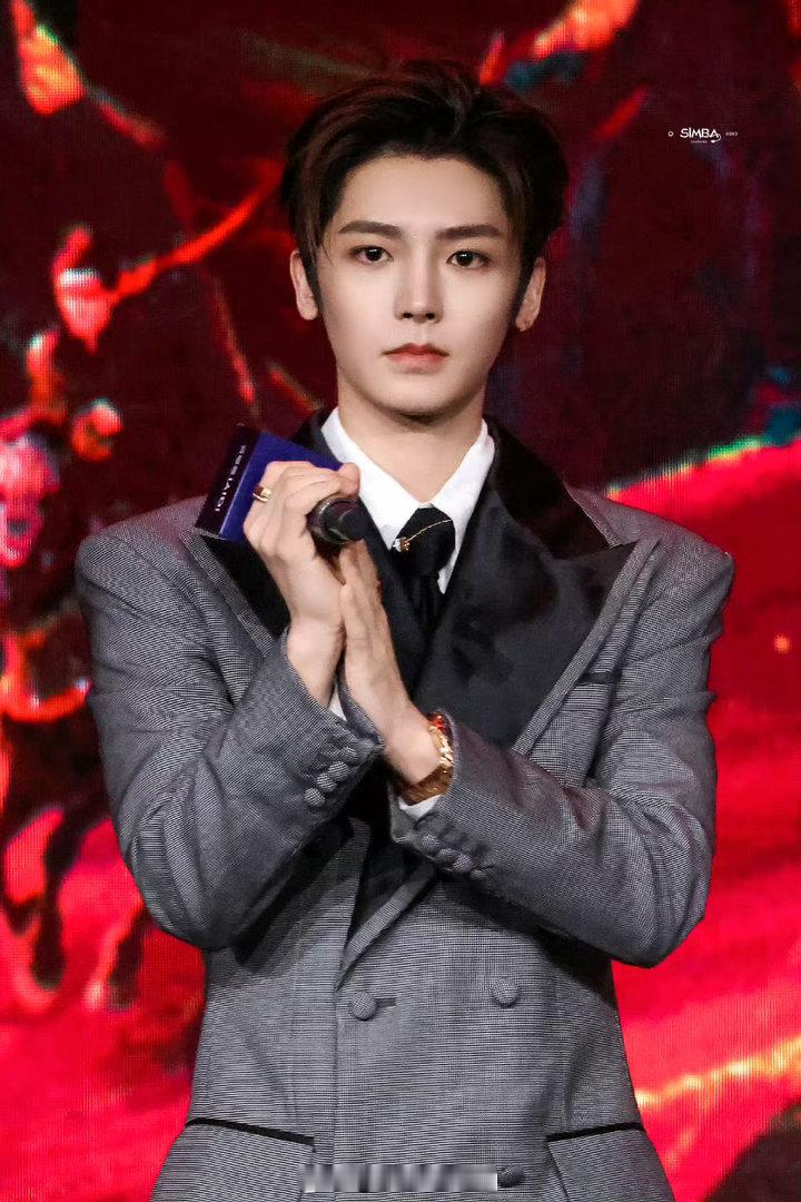 侯明昊到底看到了什么爱奇艺 看他那个反应，像是看到了什么既惊讶又好笑的东任务。眼