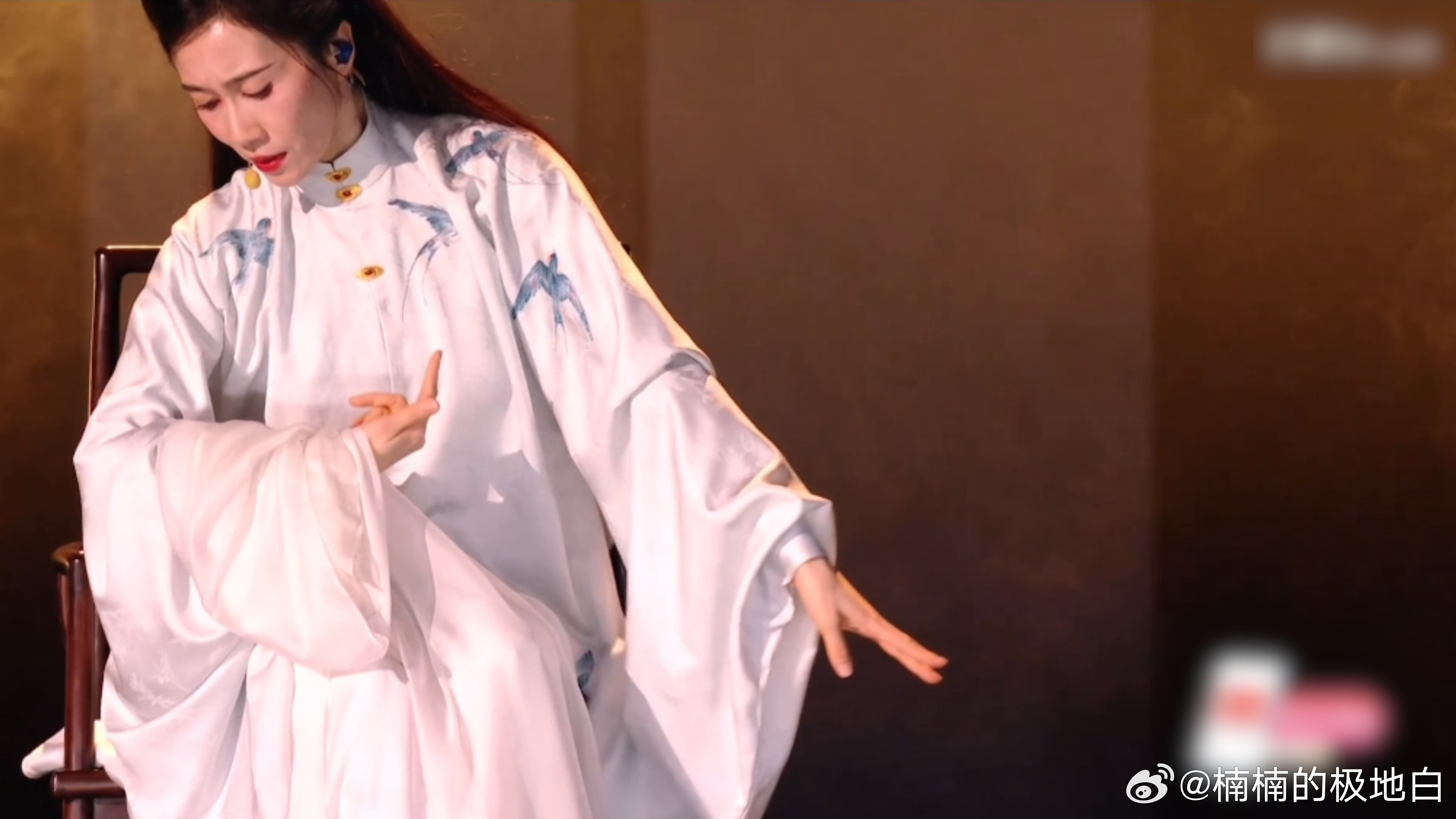 温峥嵘初舞台还原雁回时造型温峥嵘唱了谁的意难平初舞台惊喜连连，复古造型还原名场面