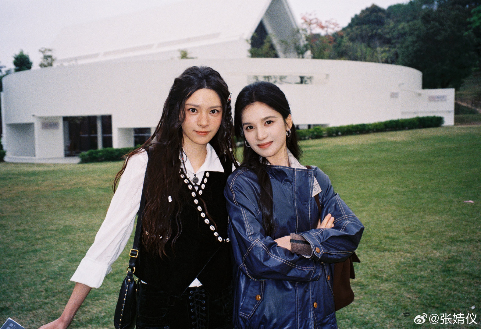 张婧仪杀青晒照张婧仪陈靖可合照 张婧仪陈靖可合照，张婧仪杀青晒了好多合照，好期待