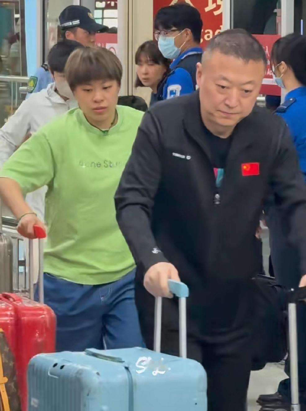国乒队员们经过三个小时的飞行，
平安落地澳门。
估计一会就会看到他们外出或者是训