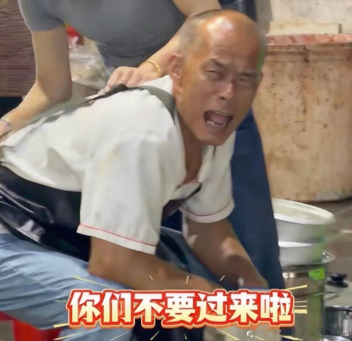 老莫以为能省事结果更忙了 之前还心疼排队的人，现在轮到心疼老莫了！线上一开单量直