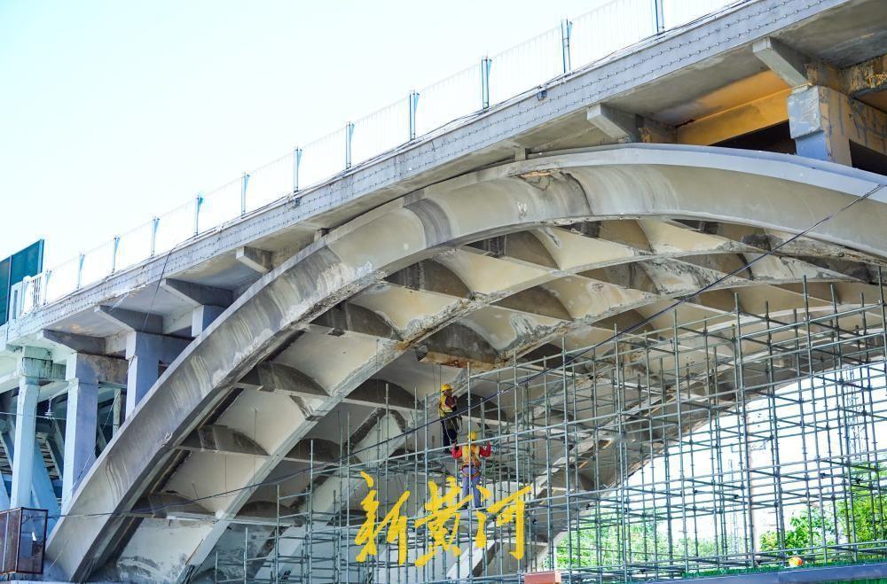 5月10日起，济南纬二路跨铁路天桥实施加固，桥上全封闭桥下半封闭。-app/#/
