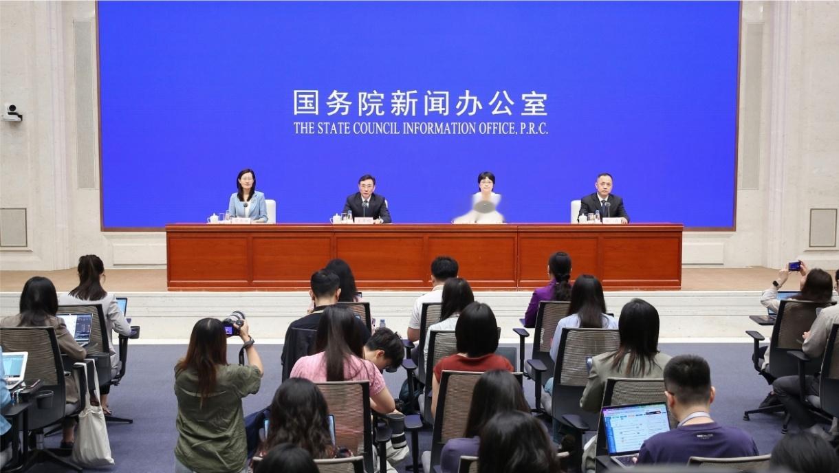比亚迪这块连工信部都亲自点赞的第二代刀片电池，直接打破了“快充、高续航、长寿命、