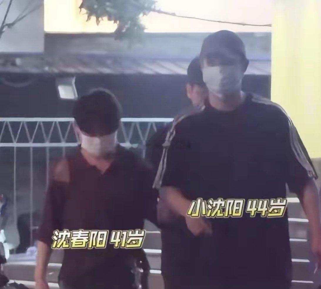 小沈阳夫妇带女儿聚餐，沈佳润粉色上衣甜美可人，夫妻俩手挽手这么甜！！！！ ​​​