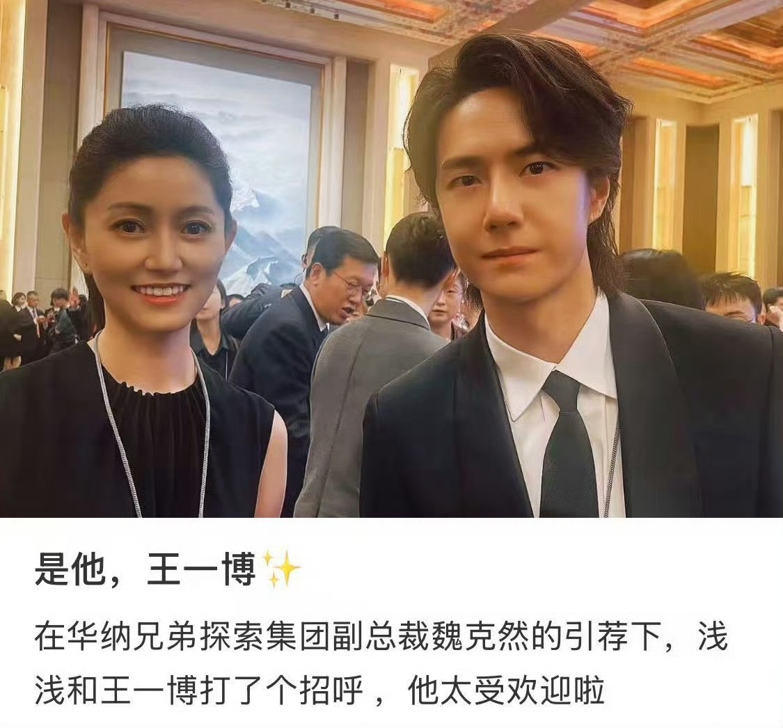 王一博被外国友人排队合照秒配合王一博今天好多找他合照啊[憧憬] ​​​