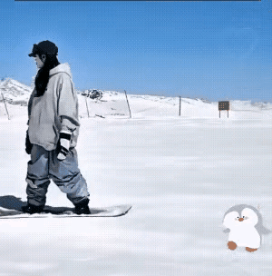 这是一种新型穿裤子的方法，并不是裤子掉下来了。然而，这名男子却错误的认为，女孩穿