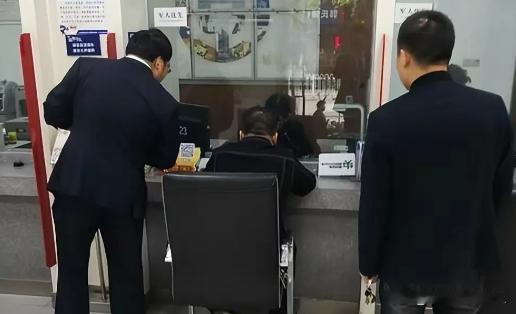 辽宁阜新，一男子出狱后到银行取钱，发现他银行卡上的100多万存款不翼而飞。经过查