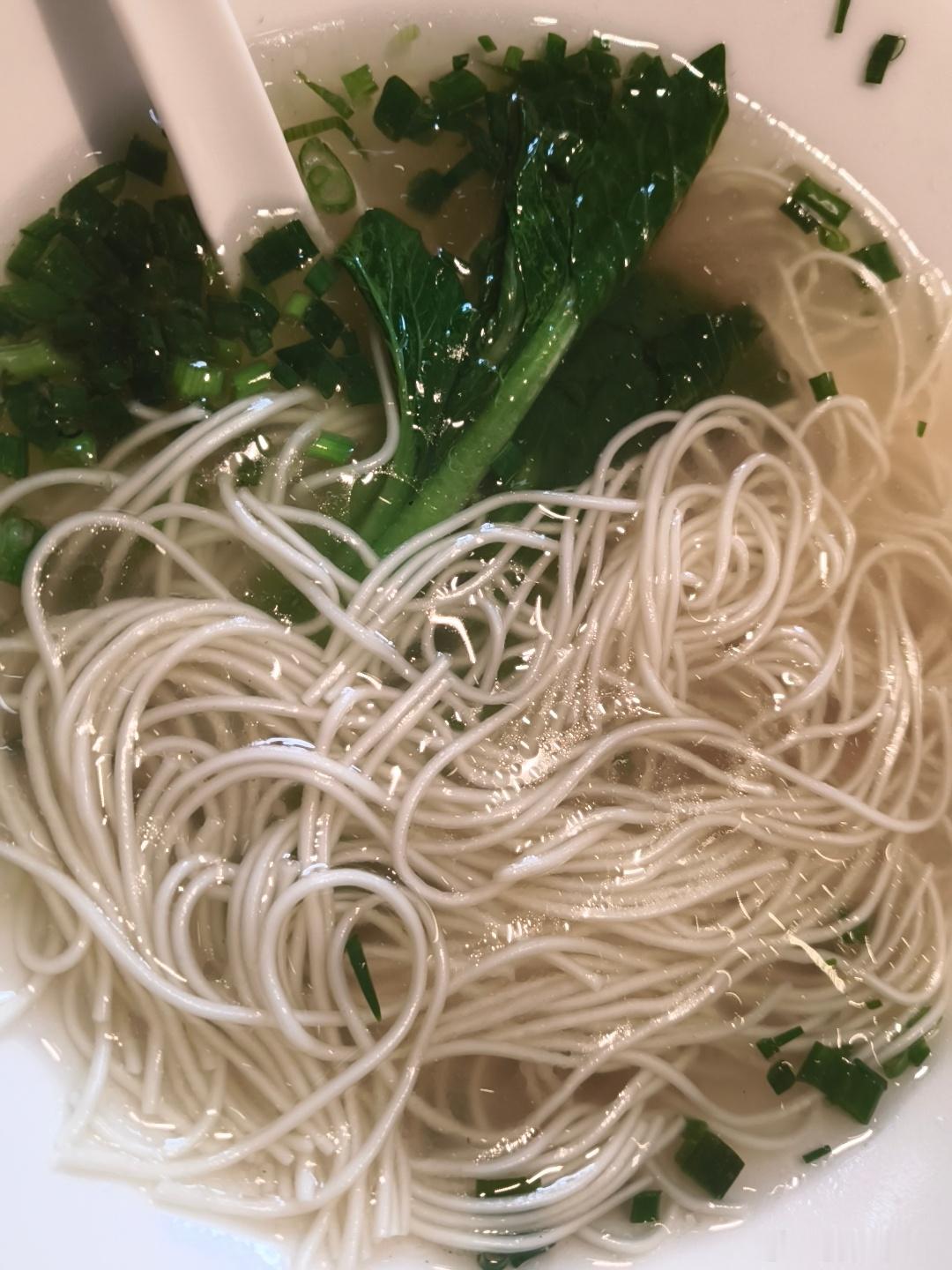 花三十吃了一碗没有肉的面这周一口肉都没尝过 