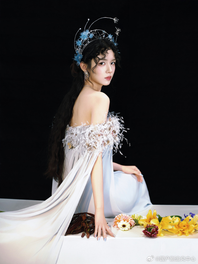 周也 油画神女的越看周也微博之夜的造型越喜欢，眉眼清润气质干净，轻纱羽毛的搭配仙