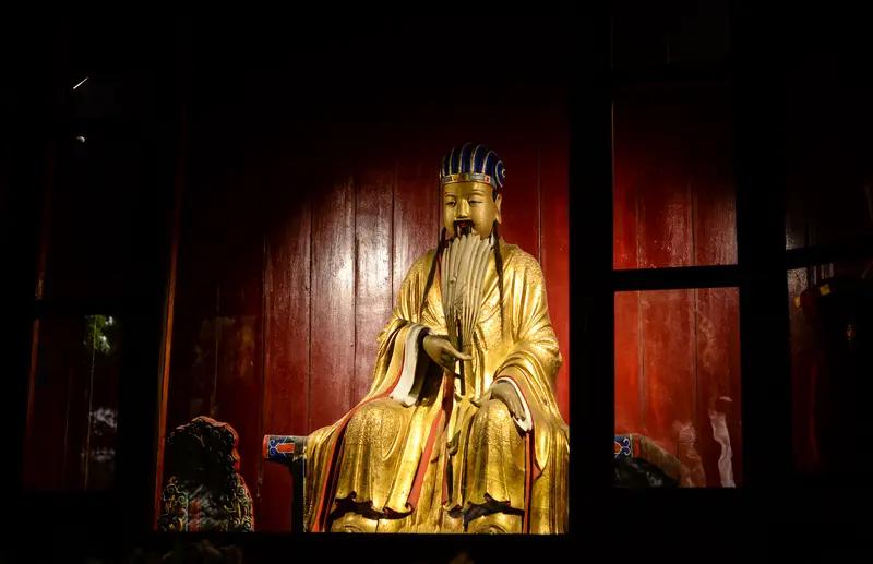 刘备身边人才众多，却没能统一三国。毛主席曾指出他有俩致命毛病：易被感情左右、分不