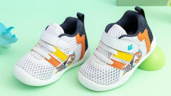 宝宝学步前要呵护好宝宝的小脚丫,最好不要给宝宝穿鞋,多赤脚促进宝宝足部发育,但宝