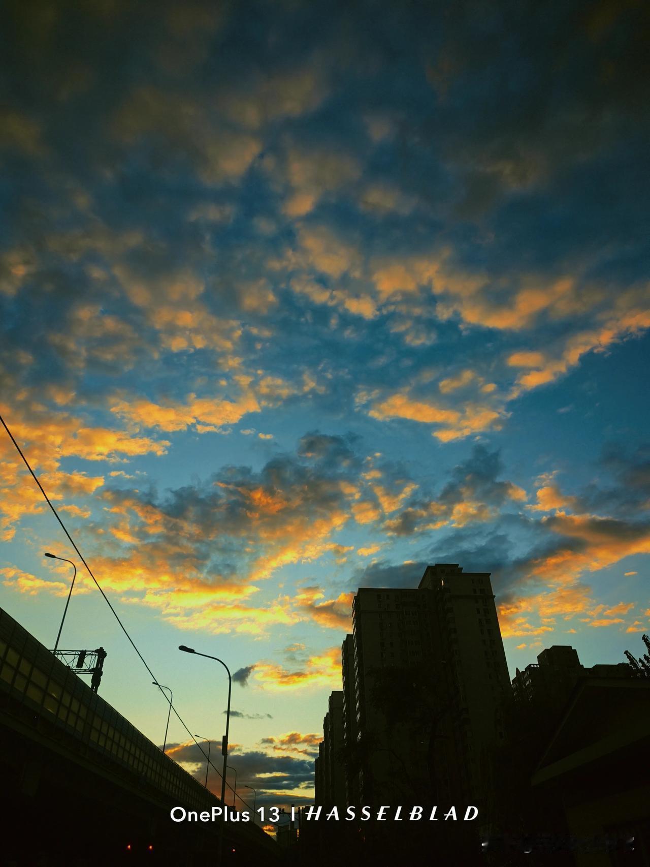 城市黄昏限定浪漫！遇见漫天火烧云
 
🌇在城市楼宇之间，偶遇一场惊艳的黄昏。深