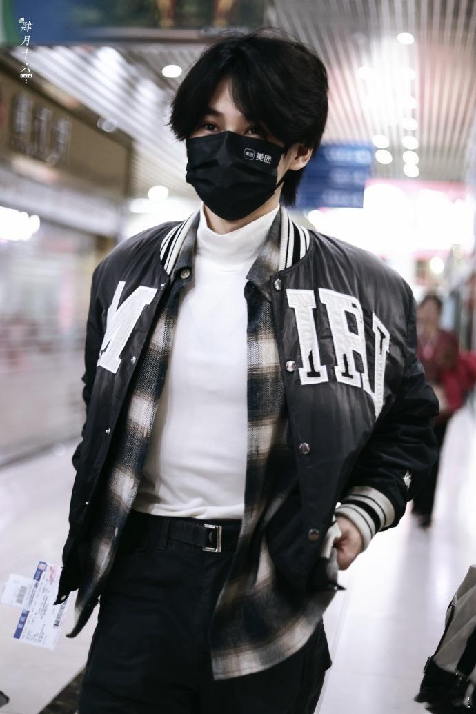 #张真源出发大理路透##张真源机场黑白look# 张真源在机场的黑白穿搭，凸显他