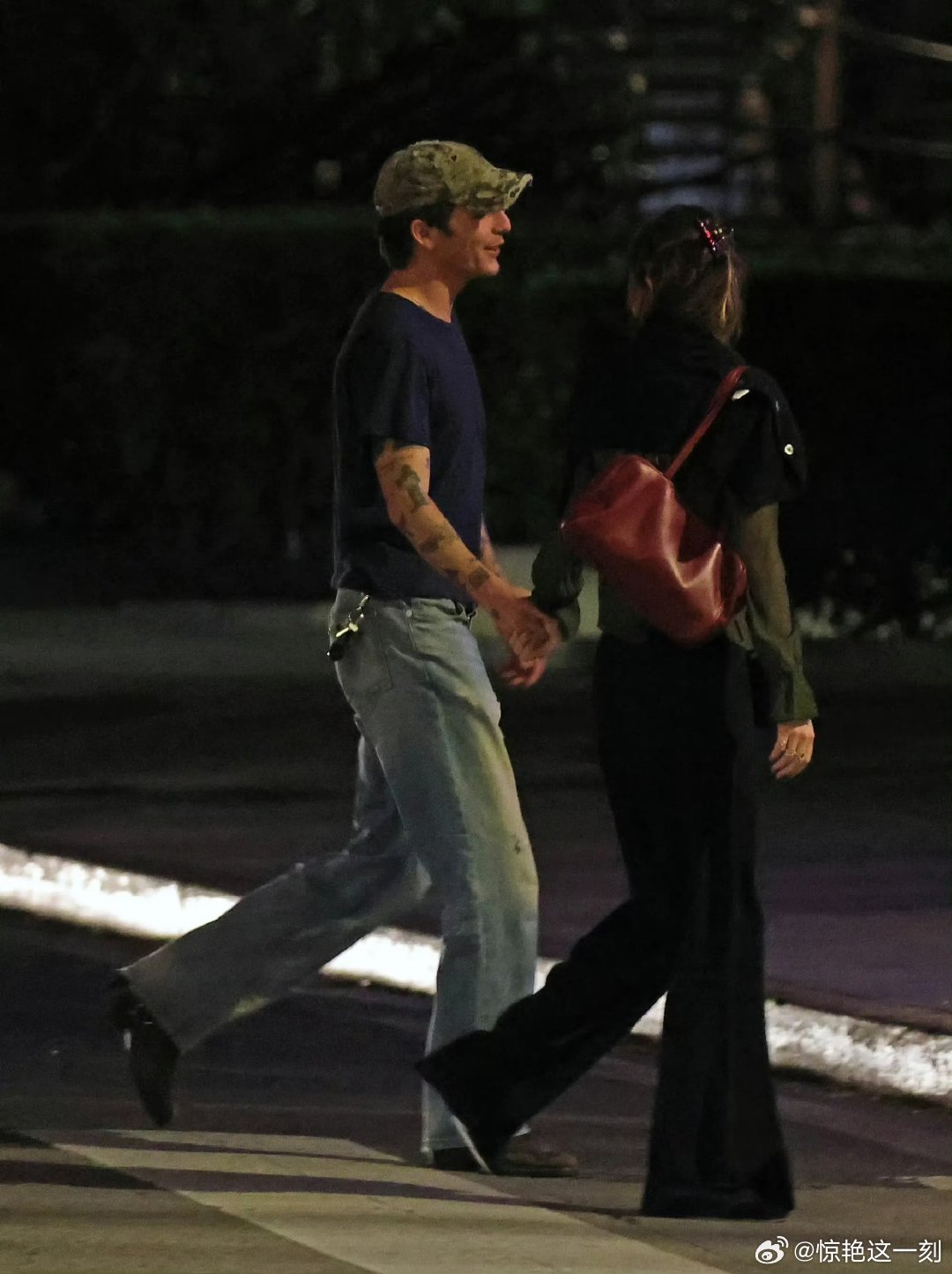 达妹和男友街头接吻达妹Dakota Johnson与独立创作歌手Role Mod