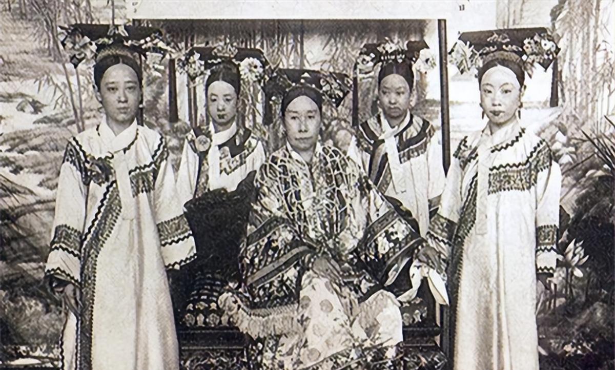 1888年，53岁的慈禧散步时遇到20岁的侍卫那尔苏。

御花园的青石板路上，石