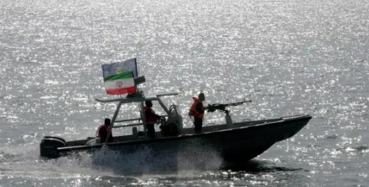 4月26号那天，伊朗议会高官阿齐兹跳出来放话，说所有想从霍尔木兹海峡过的船只都得