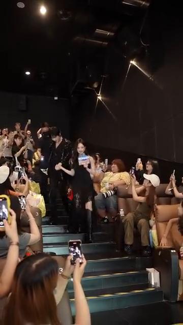 受不了了，你们就自己快速播放一下。看镜头。