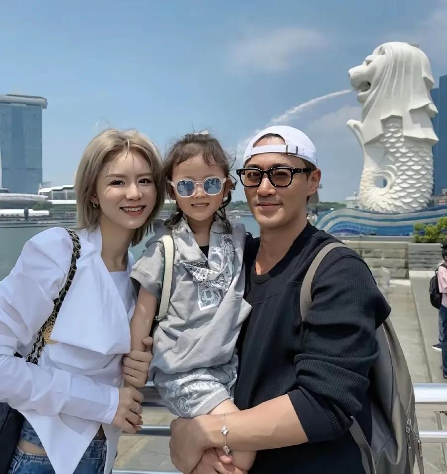 林峰张馨月一家三口畅游新加坡，女儿都长这么大啦，看起来更像妈妈一些。三个人穿搭是
