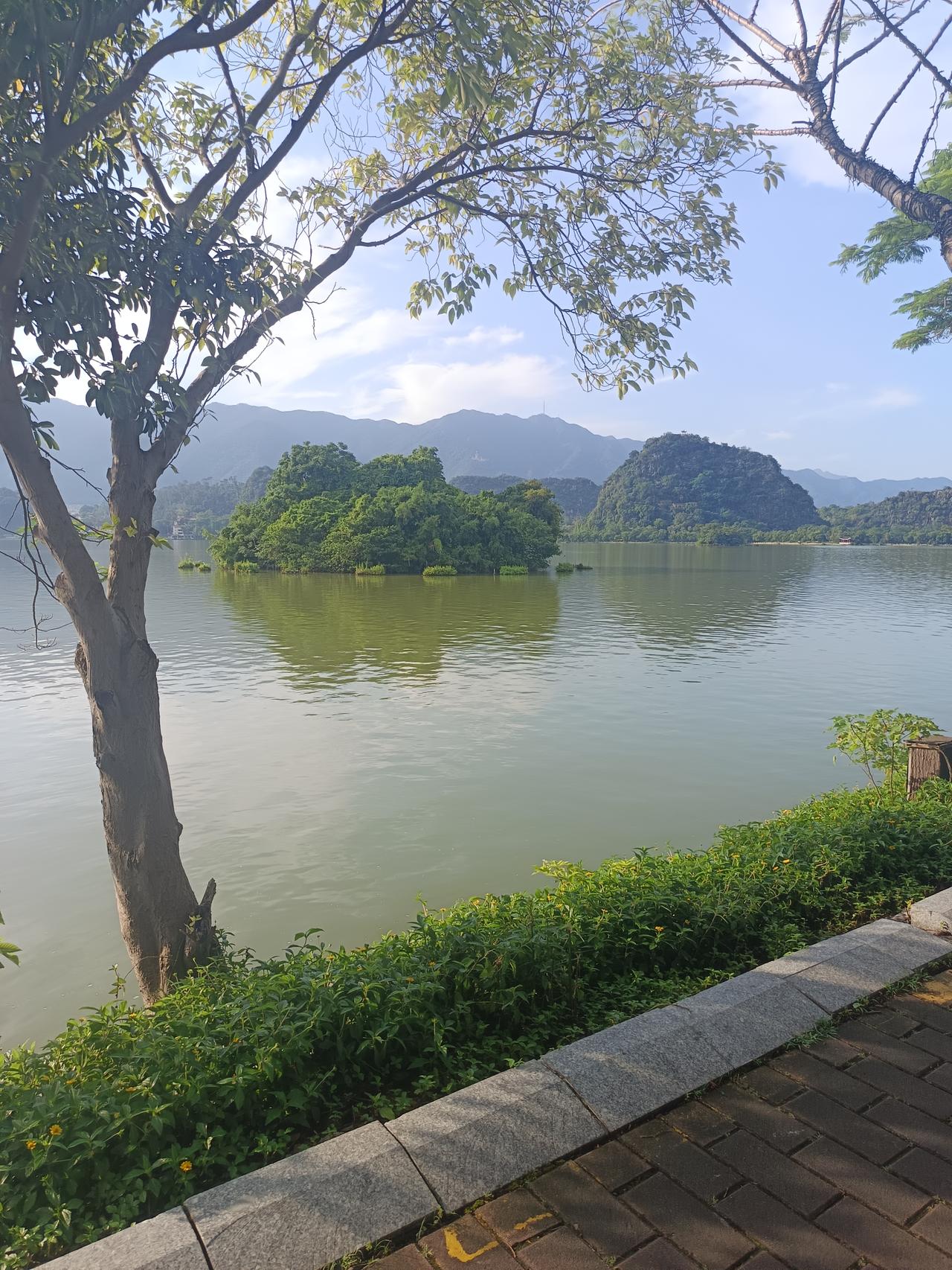 你敢相信吗？这里是七星岩风景区，下雨过后确实非常漂亮。