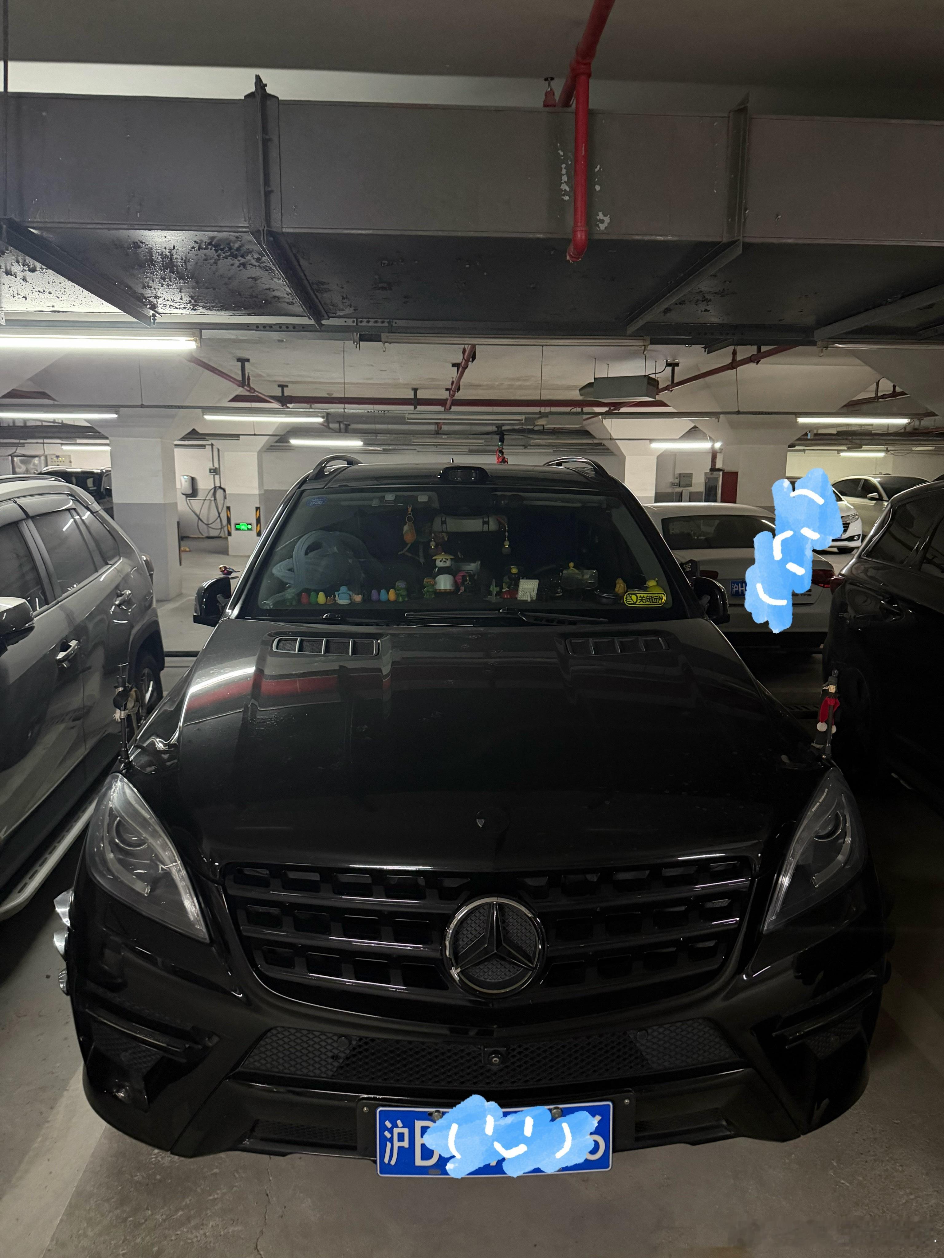 在车库看到台老奔驰，改了个假的车顶激光雷达装车顶上当装饰这样会让车子看起来有科技