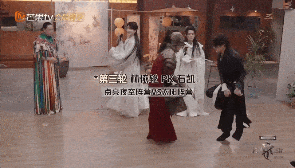 #林依轮攻击石凯全靠声音大# 林依轮不愧是长在我笑点上的男人，玩游戏直接把胜负欲