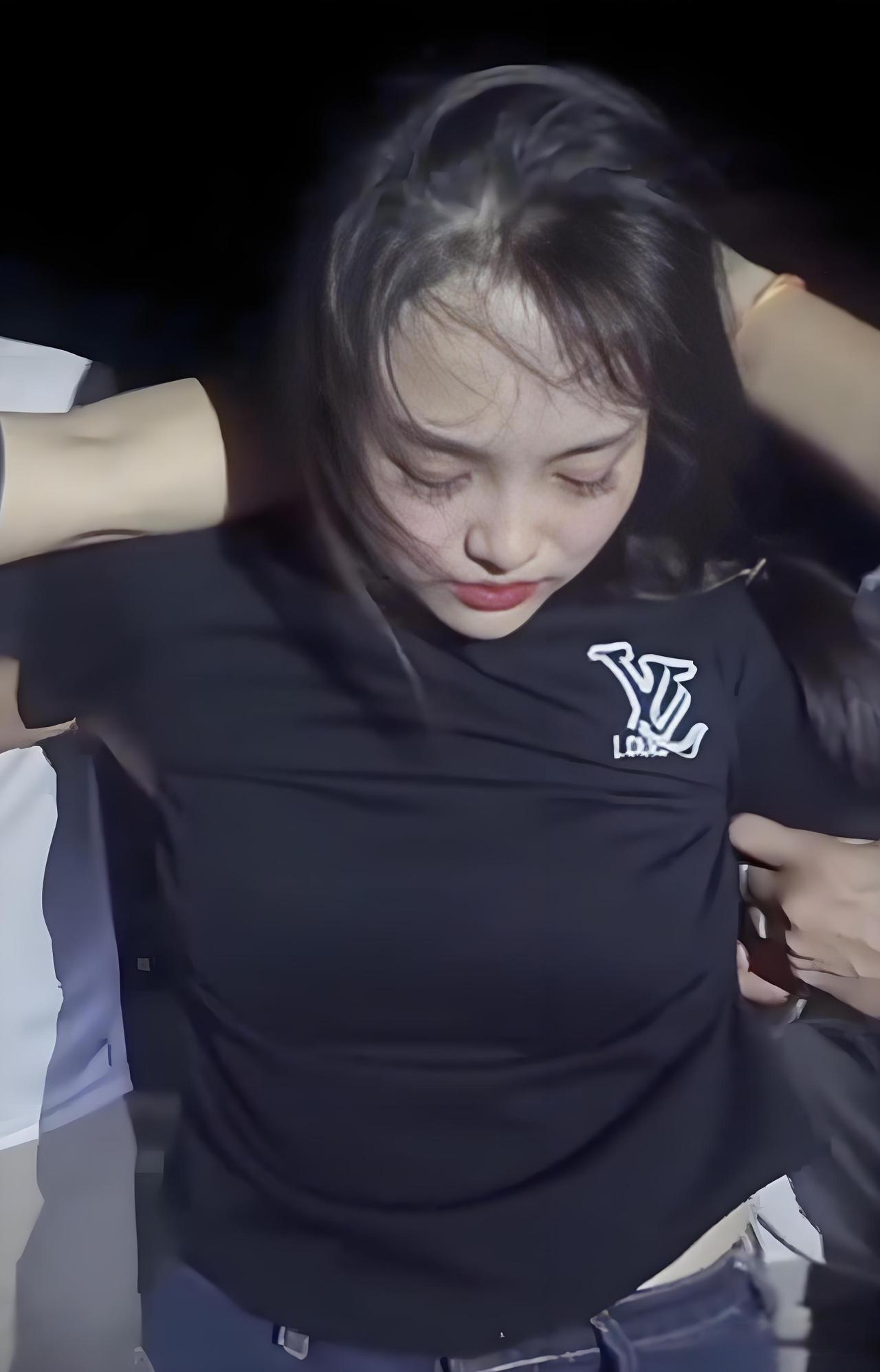 柬埔寨劫囚女子因高颜值引关注。昨晚火到现在，这些人不知道祸害了多少人。有点没看懂