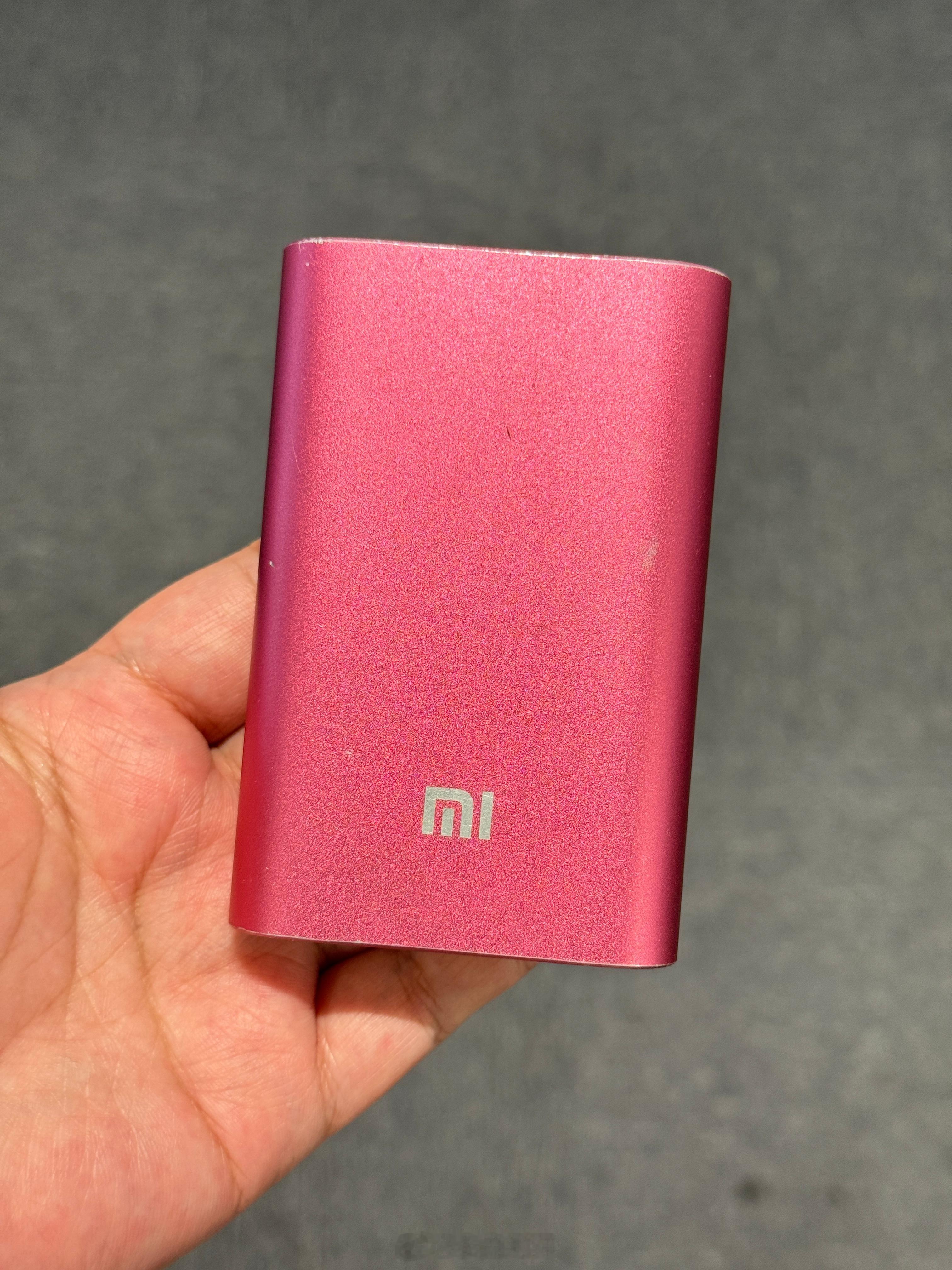 小伙伴从家里翻出了一个10年前的充电宝，还是Micro口，太复古了[笑cry]大