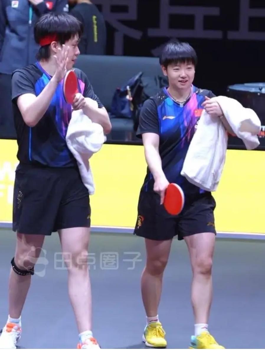 王楚钦/孙颖莎3-2黄镇廷/杜凯琹不意外。万万没想到，第四局港队打了个11:1，