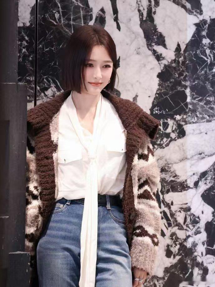 被秦岚线下造型暖哭！棕色大翻领针织毛衣加甜甜的笑，一整个香香软软，看得人哈特暖暖