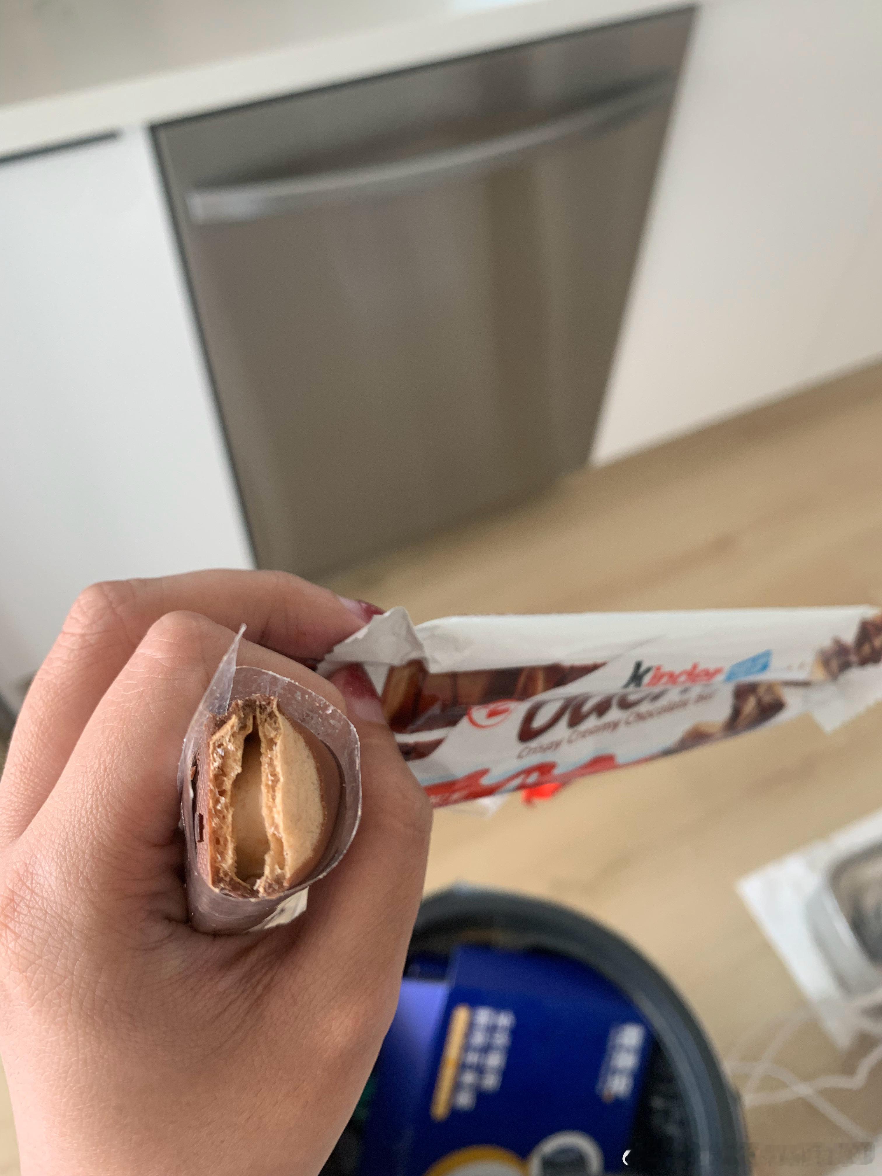 卧槽，有一说一，保罗乔治代言的这个健达巧克力真的好好吃，里面那个夹心不知道是什么