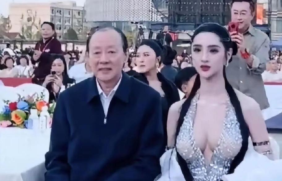这位男士是中国内地男演员侯天来。

他曾出演过《康熙王朝》、《武则天》（2001