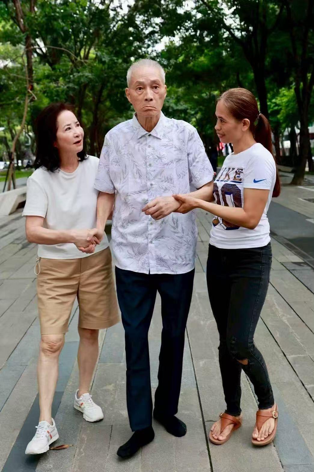 这是台湾蓝营，具体地说是国民党，很著名的一个人物的近照。能认出来吗？如果能认出来