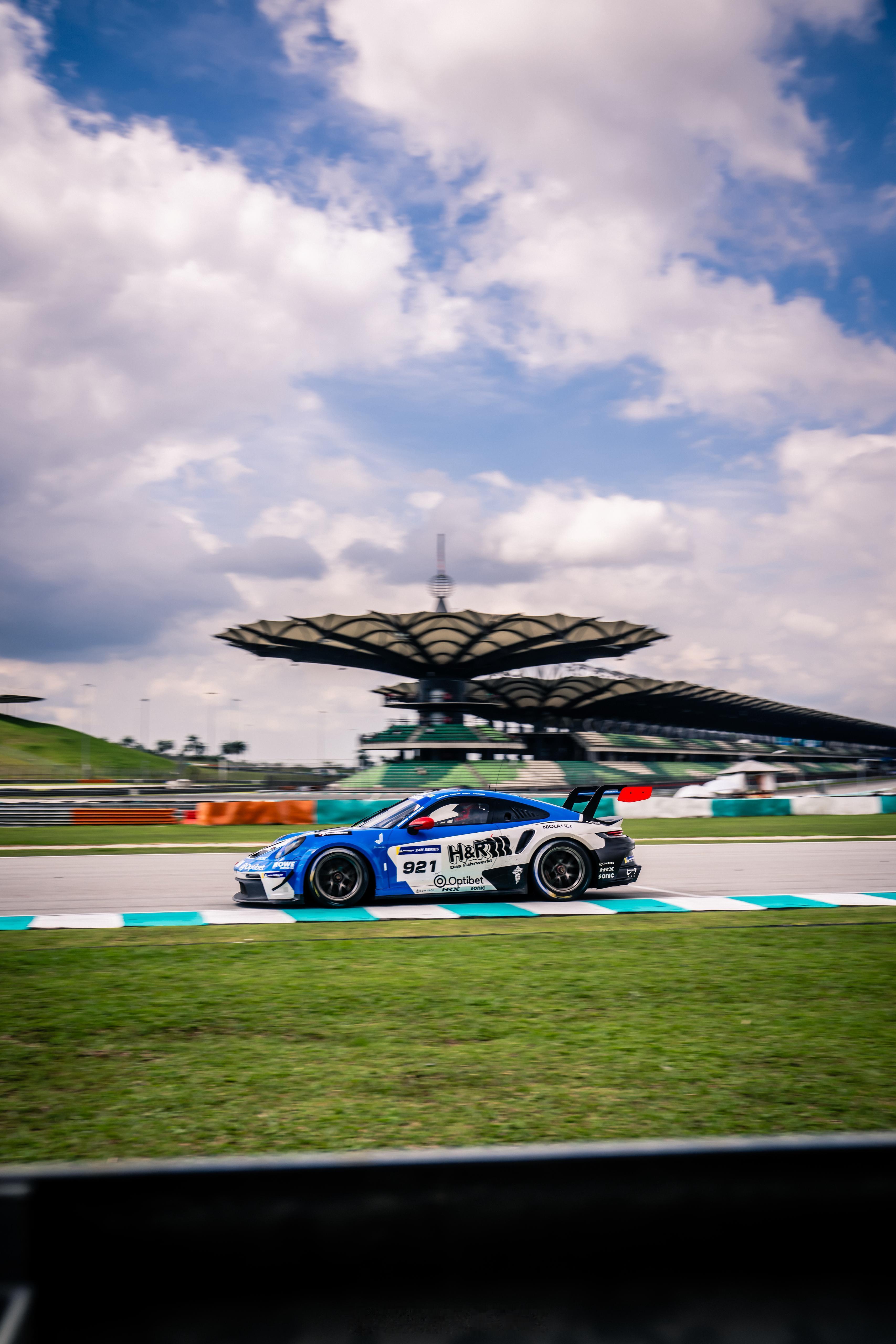 第一棒结束，在马来西亚开耐力赛对体能绝对是巨大的挑战，1小时20分驾驶总计消耗1