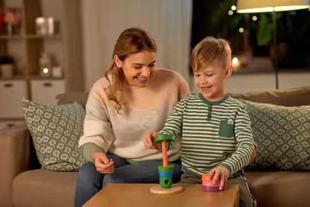 《把家经营好，才是人生最大赢家》

窗台上的绿萝正沿着阳光攀爬，砂锅里的玉米排骨