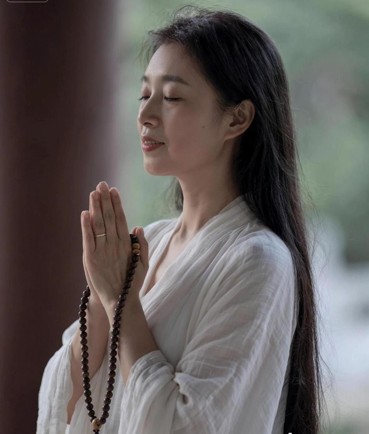 你觉得,是什么让一个人最终觉醒? 一个人最终觉醒，或许是断掉无效人脉后的清醒，或