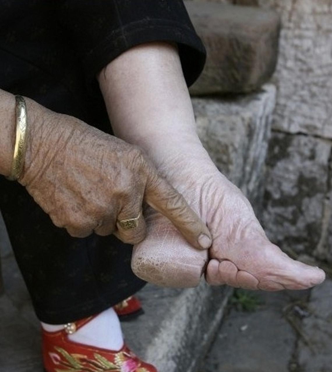 古时候旧社会女子裹足，不仅是为了好看，还有一个难以启齿的原因。
   
一个四五