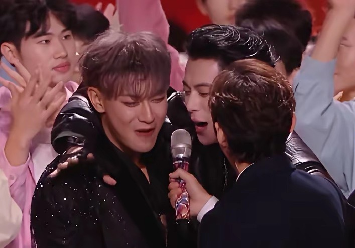 黄子韬有了王鹤棣忘了徐艺洋零点跨年的时候 黄子韬和王鹤棣两紧紧抱一起 给徐艺洋晾