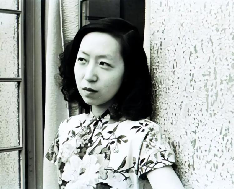 1938年，张爱玲的父亲张志沂趁着妻子不在，偷偷拿着针管，溜进了18岁张爱玲的房