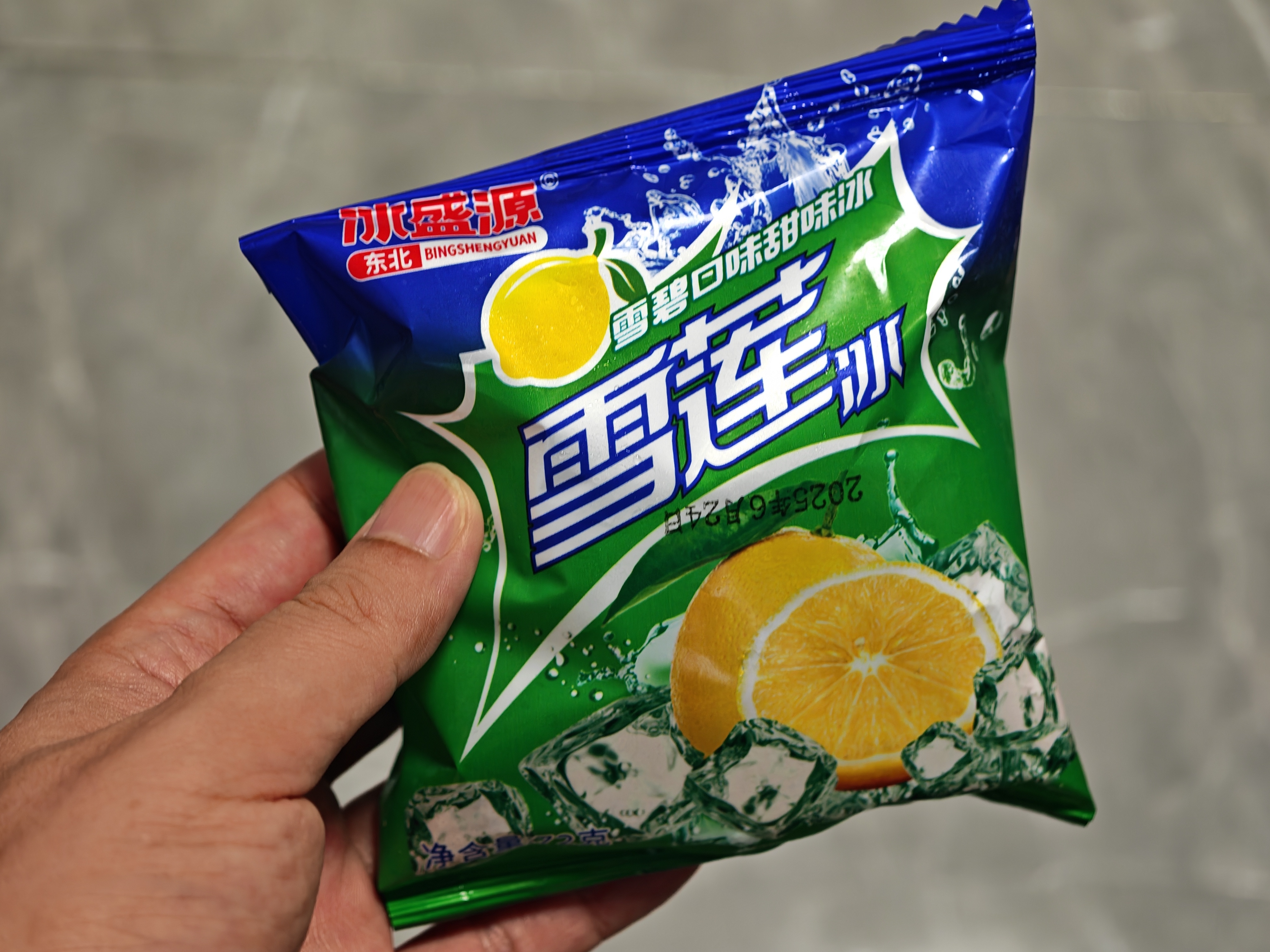 小时候常吃的水果消失了小时候常吃的雪莲，现在竟然还能买到，5毛一包经济实惠。其实