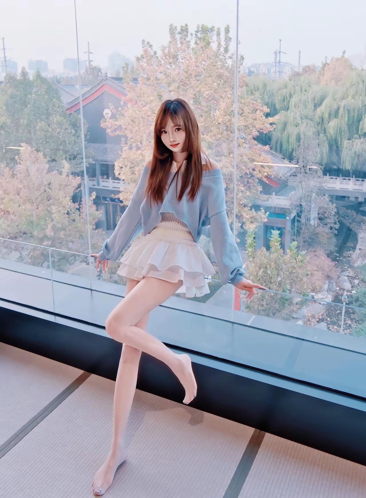 喜欢跳舞的女生基本都不会太胖，因为跳舞会减去多余的脂肪。