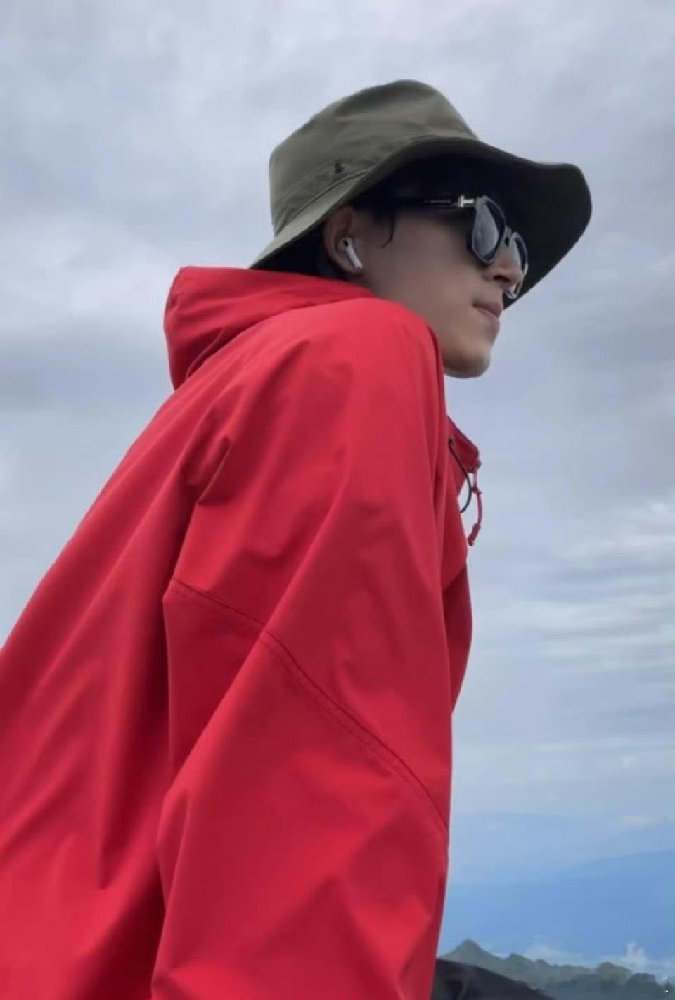 王星越突然直播一直哭 刚刚刷到王星越直播，镜头里他情绪绷不住一直掉眼泪，肩膀都在