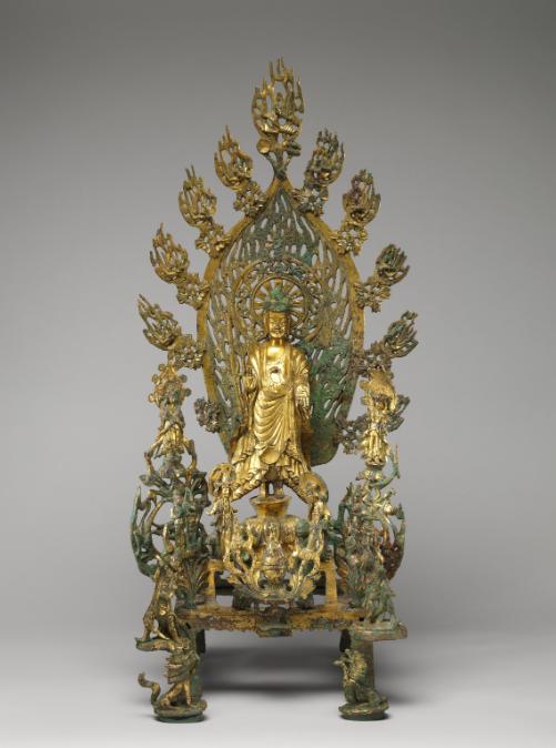 1924年，一老农犁地时挖到一尊金佛，有人开价1万大洋，老农死活不卖。然而，后来