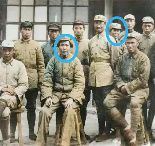 1937年，毛主席和贺子珍等红军人的合影，照片中只有贺子珍是女性。贺子珍身穿军装