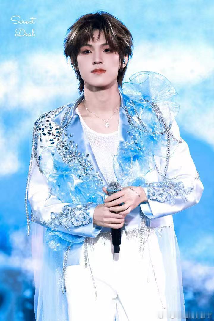 张泽禹缝合8岁的孤独场馆外好多张泽禹粉丝 场馆外已经被张泽禹粉丝包围了，大家从四