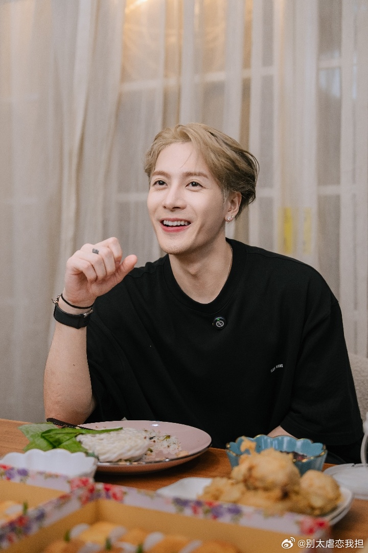 王嘉尔印尼派对 王嘉尔在印尼派对上，与业界大佬互动频繁，不仅能分享自己在国际舞台