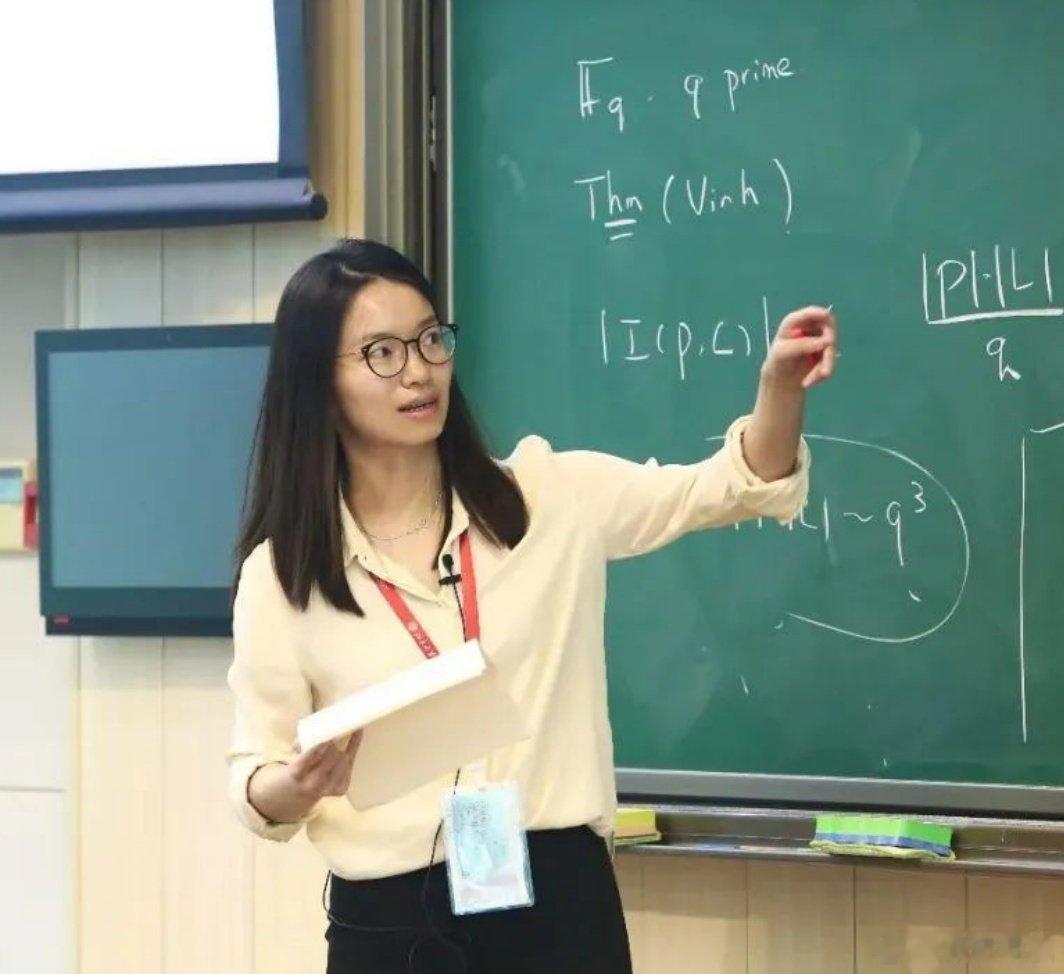 王虹体现了真正的女性力量，坚韧、努力、独立，勇敢追求自己的学术理想，一直保持着非