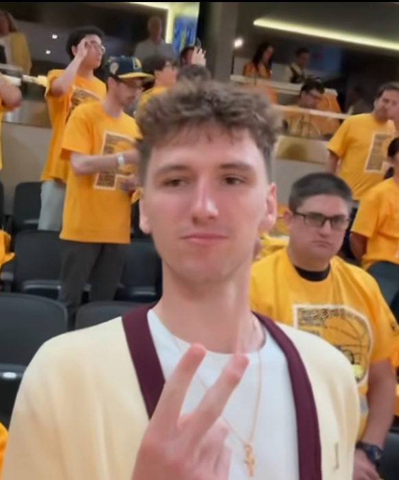 芝加哥公牛队草马塔斯-布泽利斯现身NBA总决赛看比赛！[哇][色]nba总决赛 