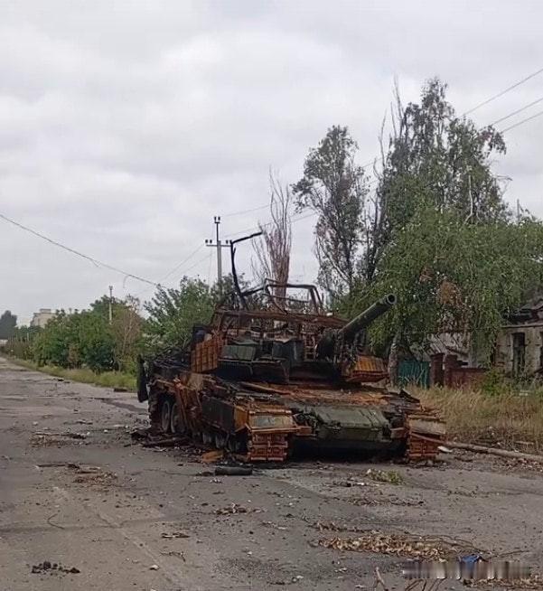 🇺🇦乌克兰武装部队第155机械化旅的豹2A4坦克残骸，在波克罗夫斯克被俄军F