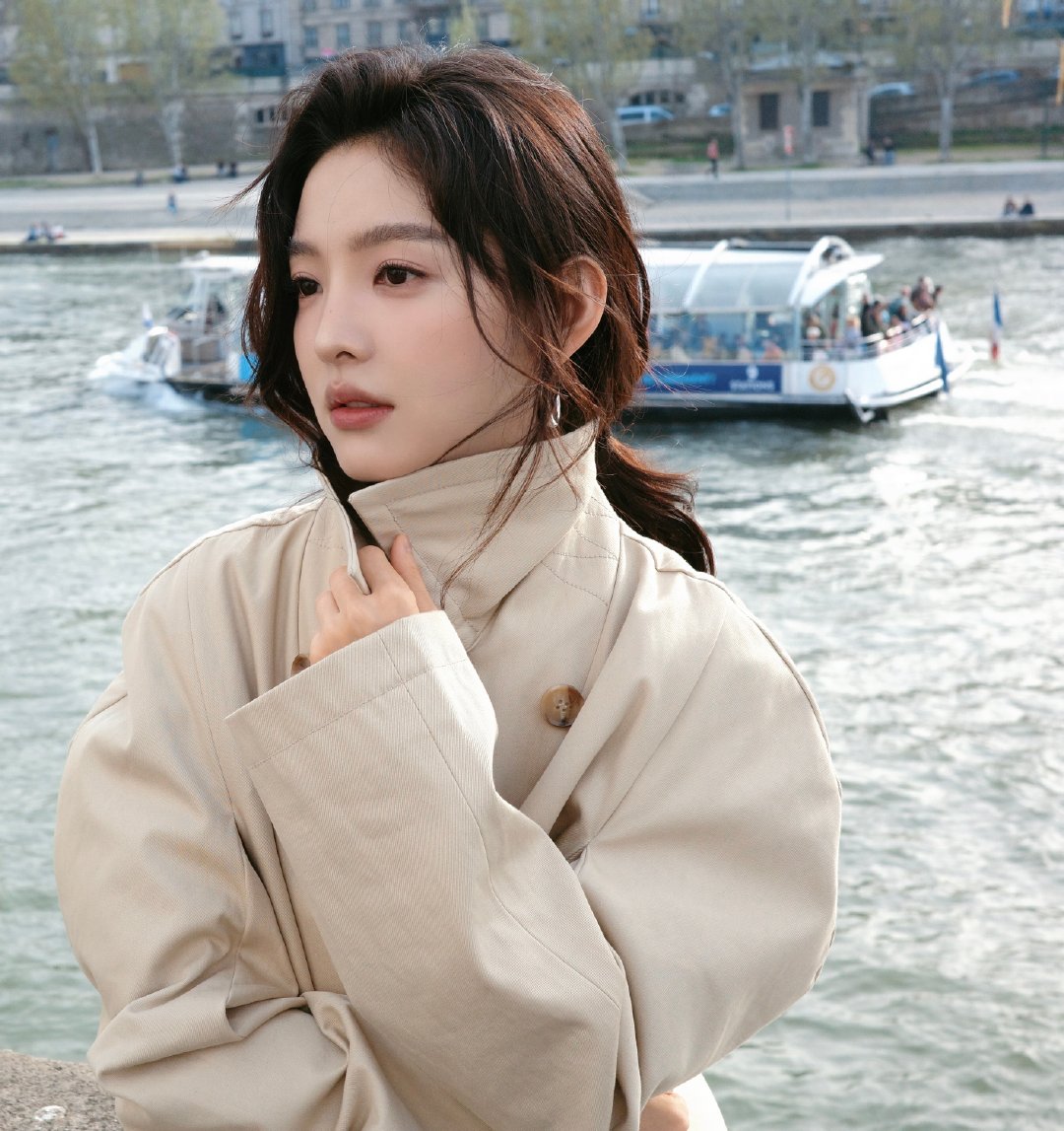 章若楠用脚步记录时间  章若楠用脚步记录时间 米色风衣随意扎发慵懒优雅，的笑容比